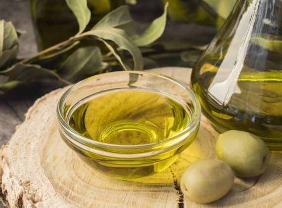 primer-plano-aceite-oliva-organico-aceitunas